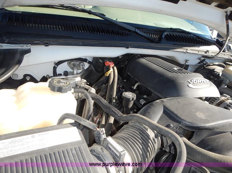 image for item L2372 2004 Chevrolet Silverado 1500 Ext. Cab pickup truck