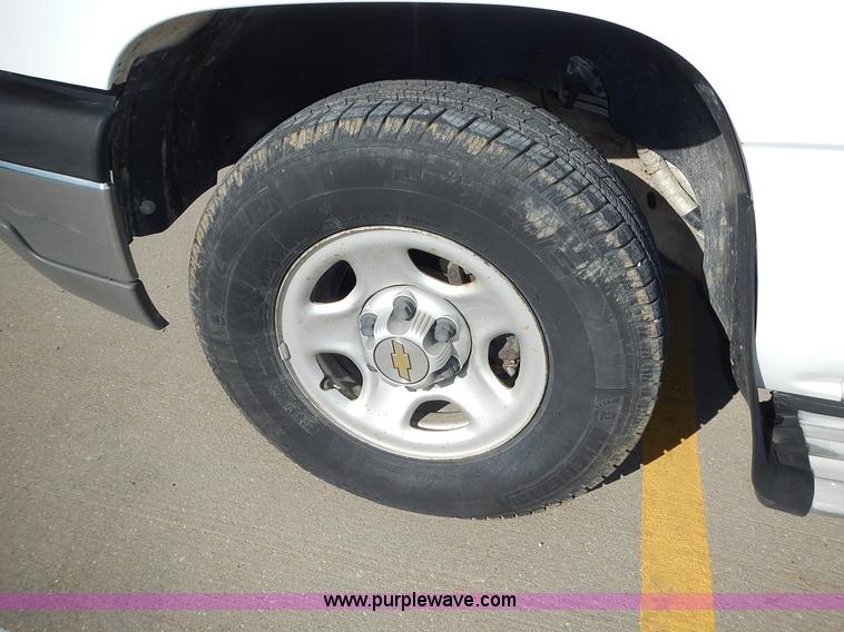 image for item L2372 2004 Chevrolet Silverado 1500 Ext. Cab pickup truck