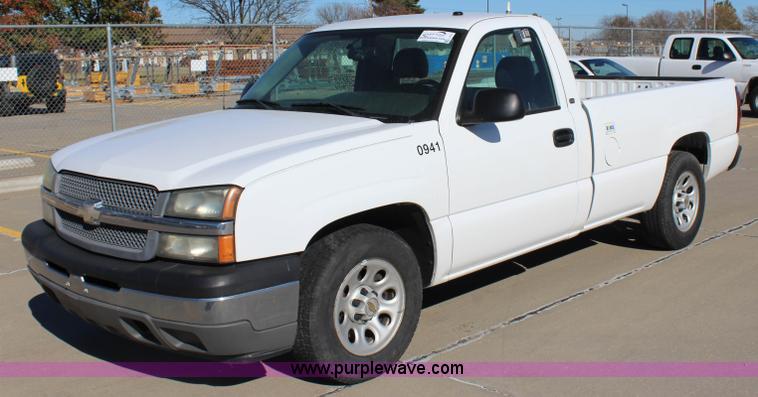 image for item L2375 2005 Chevrolet Silverado 1500 pickup truck