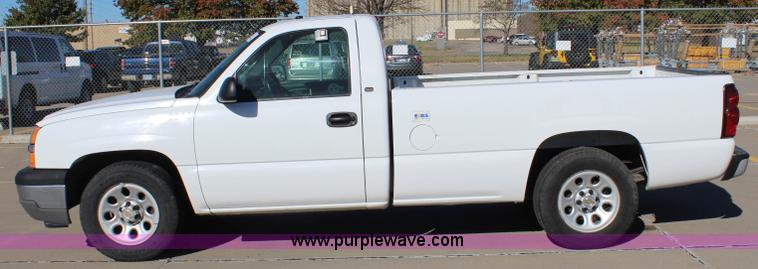 image for item L2375 2005 Chevrolet Silverado 1500 pickup truck