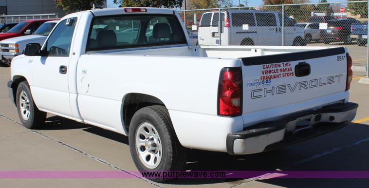 image for item L2375 2005 Chevrolet Silverado 1500 pickup truck
