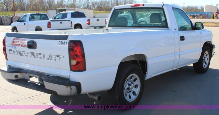 image for item L2375 2005 Chevrolet Silverado 1500 pickup truck