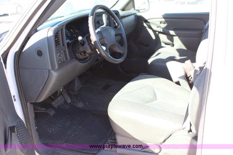 image for item L2375 2005 Chevrolet Silverado 1500 pickup truck