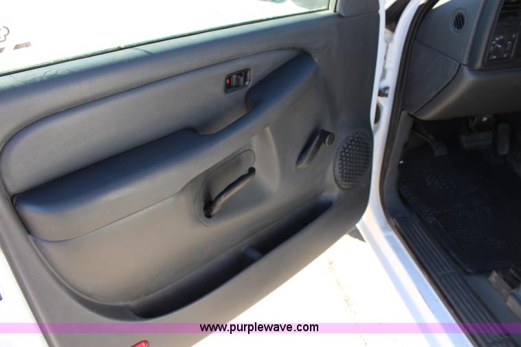 image for item L2375 2005 Chevrolet Silverado 1500 pickup truck