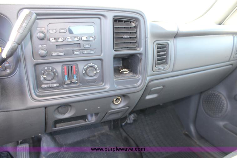 image for item L2375 2005 Chevrolet Silverado 1500 pickup truck