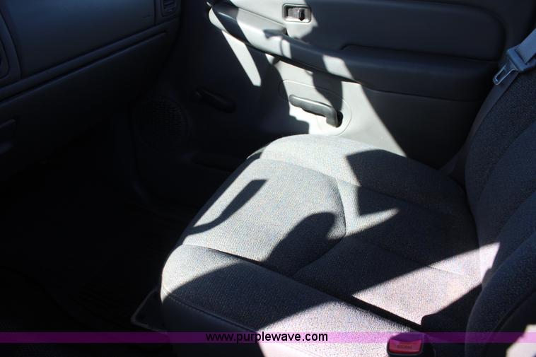 image for item L2375 2005 Chevrolet Silverado 1500 pickup truck