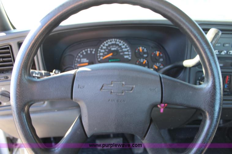 image for item L2375 2005 Chevrolet Silverado 1500 pickup truck