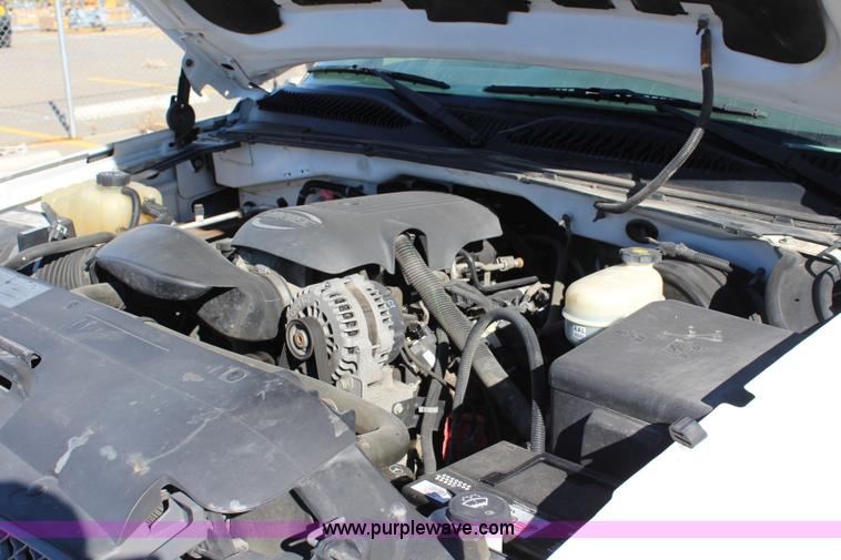 image for item L2375 2005 Chevrolet Silverado 1500 pickup truck