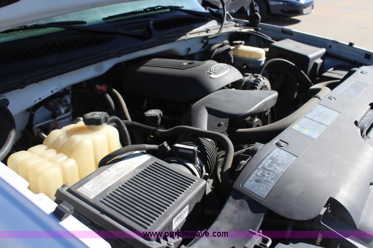 image for item L2375 2005 Chevrolet Silverado 1500 pickup truck