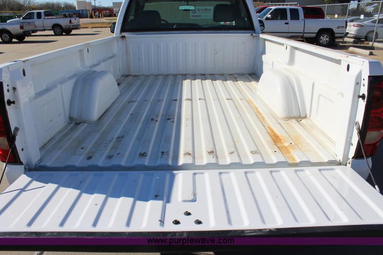 image for item L2375 2005 Chevrolet Silverado 1500 pickup truck