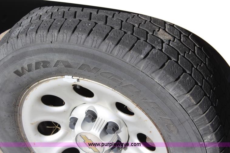 image for item L2375 2005 Chevrolet Silverado 1500 pickup truck