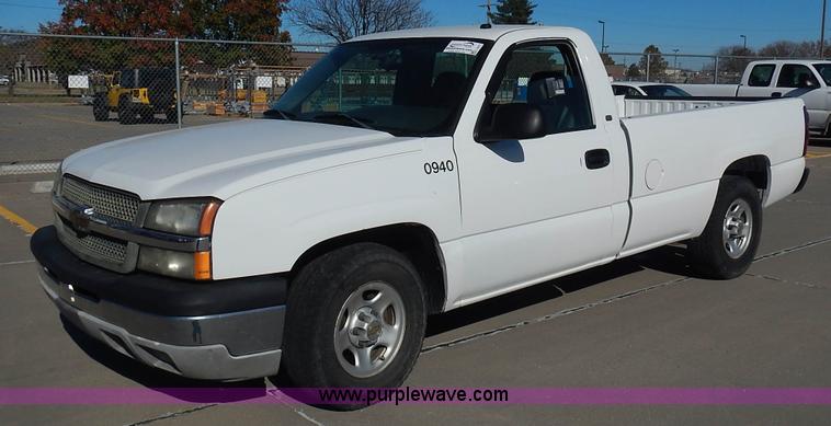 image for item L2377 2004 Chevrolet Silverado 1500 pickup truck