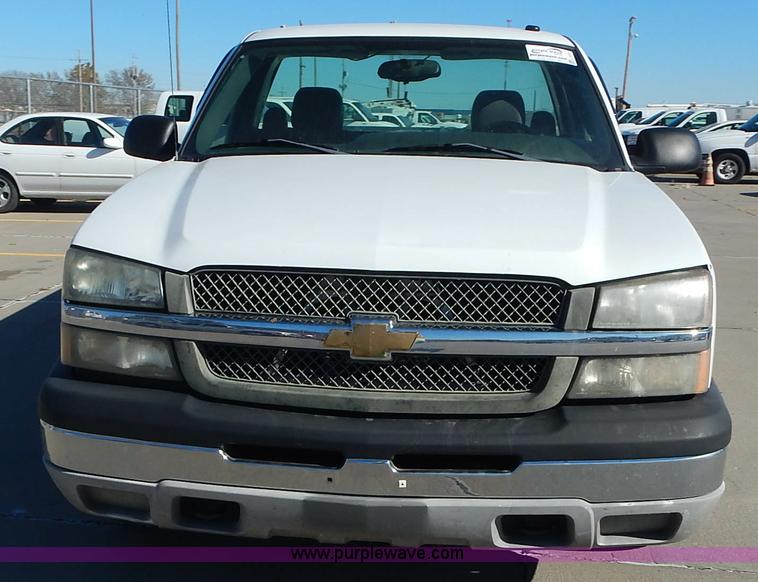 image for item L2377 2004 Chevrolet Silverado 1500 pickup truck