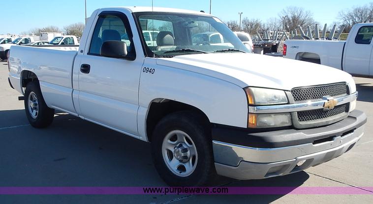 image for item L2377 2004 Chevrolet Silverado 1500 pickup truck