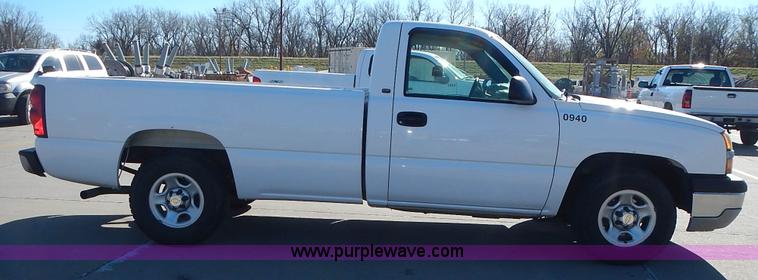 image for item L2377 2004 Chevrolet Silverado 1500 pickup truck