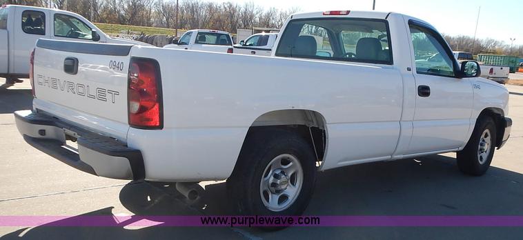 image for item L2377 2004 Chevrolet Silverado 1500 pickup truck