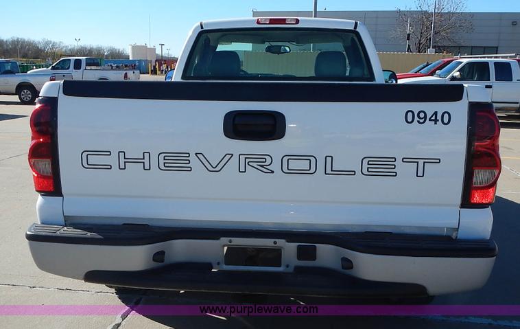 image for item L2377 2004 Chevrolet Silverado 1500 pickup truck