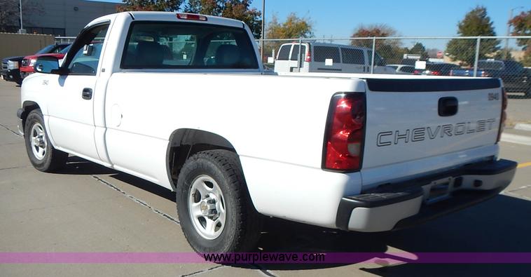 image for item L2377 2004 Chevrolet Silverado 1500 pickup truck