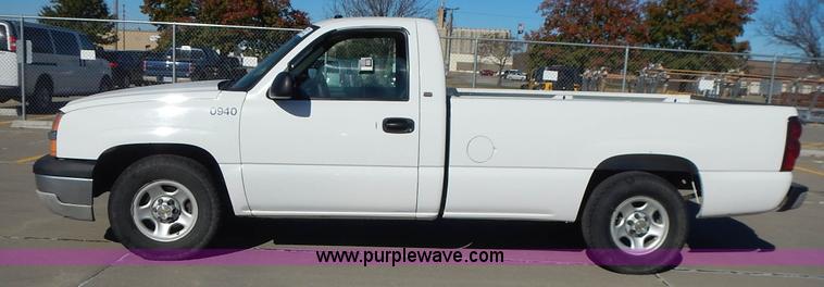 image for item L2377 2004 Chevrolet Silverado 1500 pickup truck