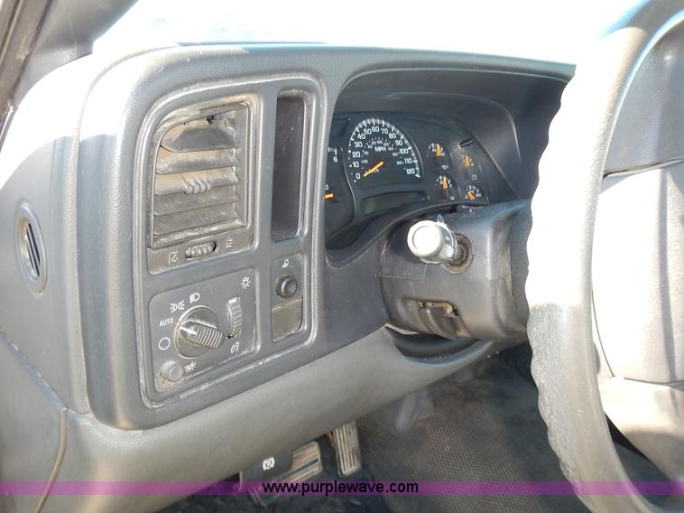 image for item L2377 2004 Chevrolet Silverado 1500 pickup truck