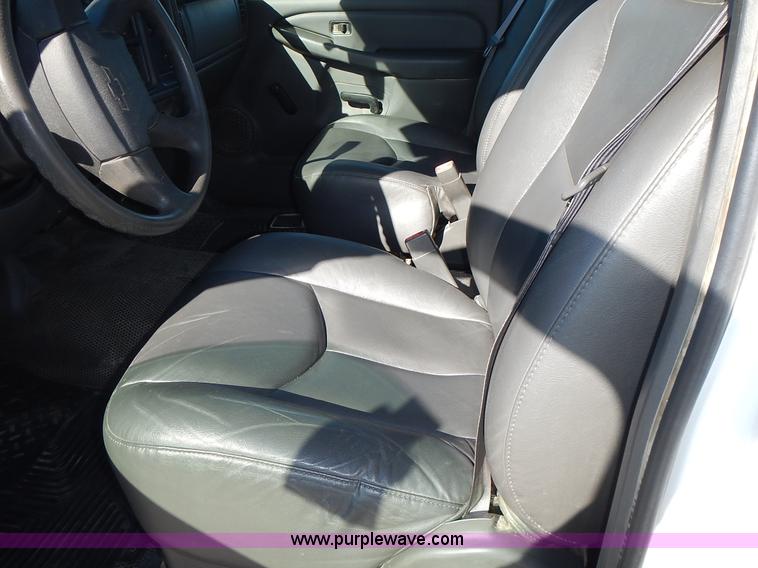 image for item L2377 2004 Chevrolet Silverado 1500 pickup truck