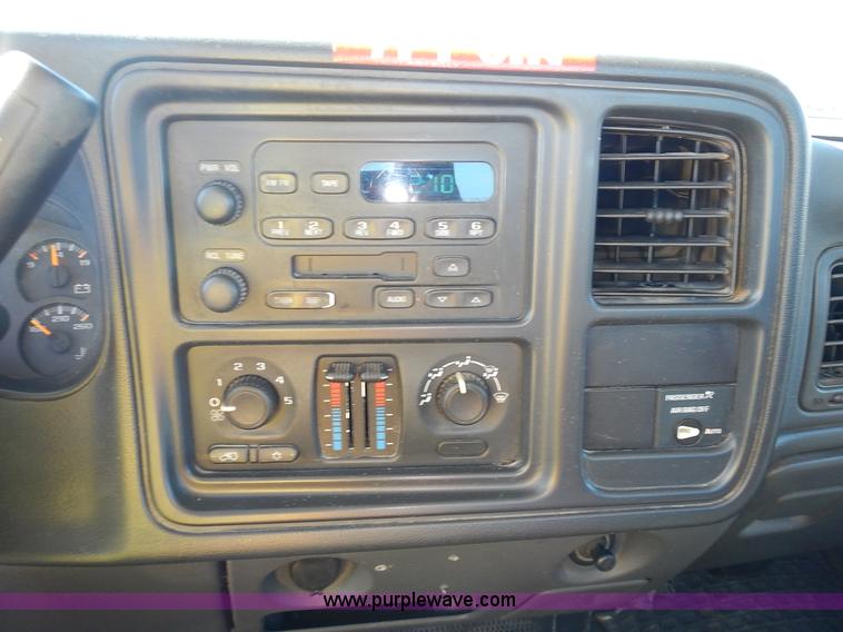 image for item L2377 2004 Chevrolet Silverado 1500 pickup truck