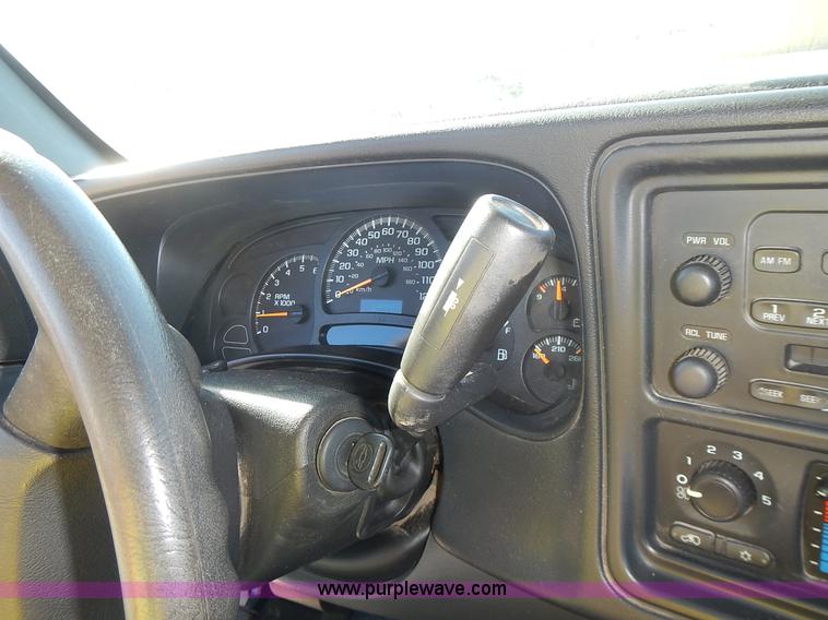 image for item L2377 2004 Chevrolet Silverado 1500 pickup truck