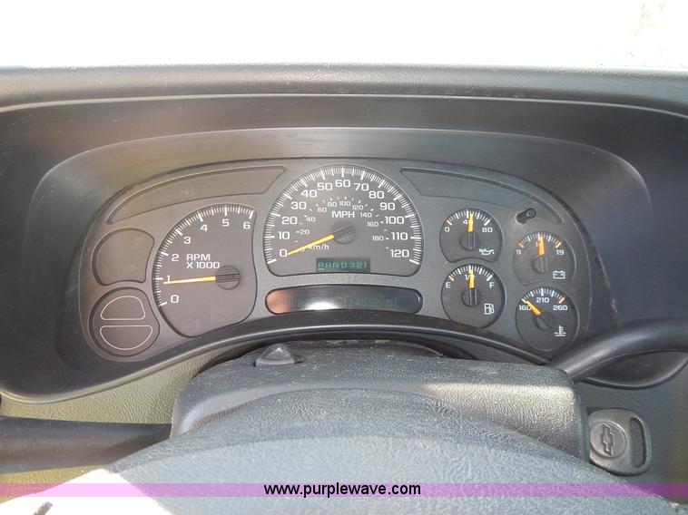 image for item L2377 2004 Chevrolet Silverado 1500 pickup truck