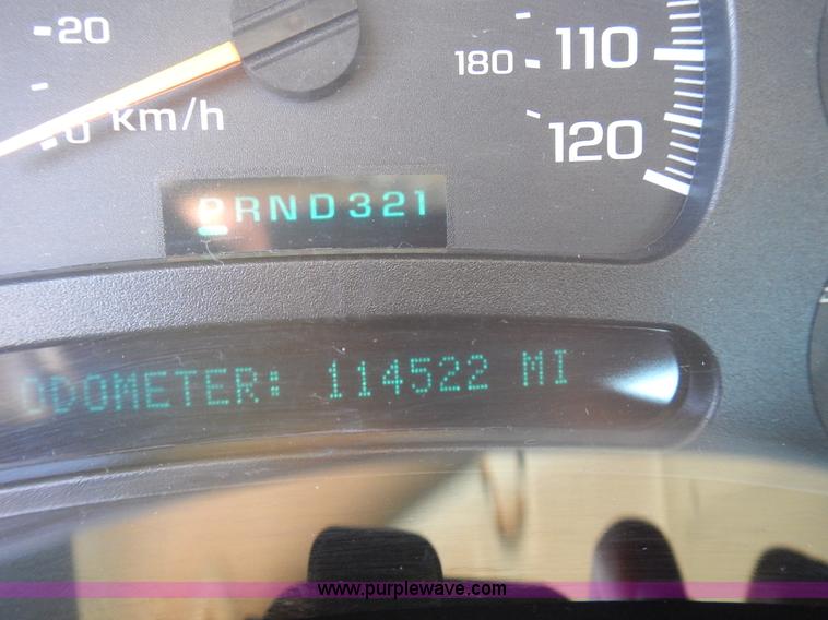 image for item L2377 2004 Chevrolet Silverado 1500 pickup truck