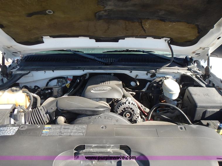 image for item L2377 2004 Chevrolet Silverado 1500 pickup truck