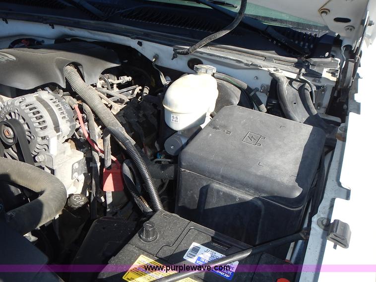 image for item L2377 2004 Chevrolet Silverado 1500 pickup truck