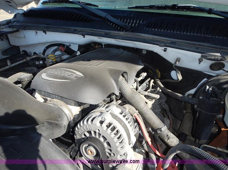 image for item L2377 2004 Chevrolet Silverado 1500 pickup truck