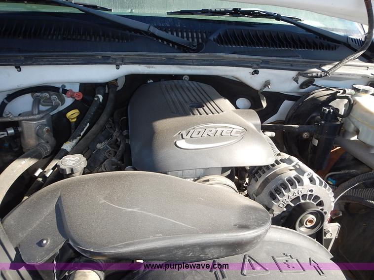 image for item L2377 2004 Chevrolet Silverado 1500 pickup truck