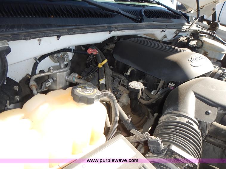 image for item L2377 2004 Chevrolet Silverado 1500 pickup truck