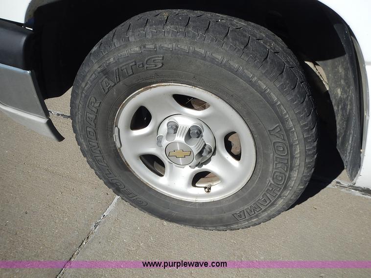 image for item L2377 2004 Chevrolet Silverado 1500 pickup truck