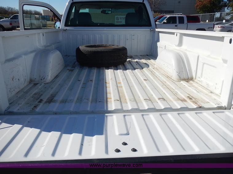 image for item L2377 2004 Chevrolet Silverado 1500 pickup truck