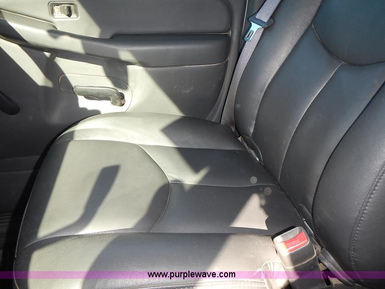 image for item L2377 2004 Chevrolet Silverado 1500 pickup truck