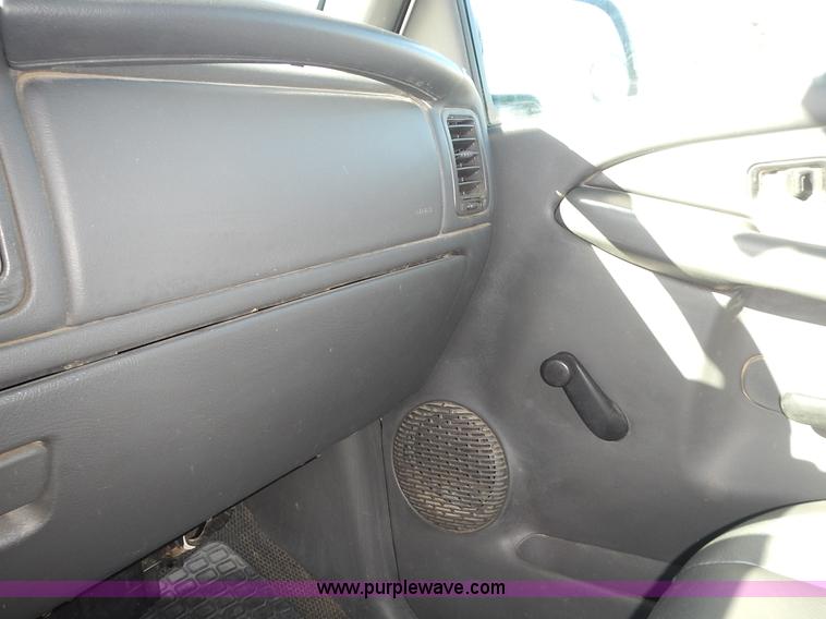 image for item L2377 2004 Chevrolet Silverado 1500 pickup truck