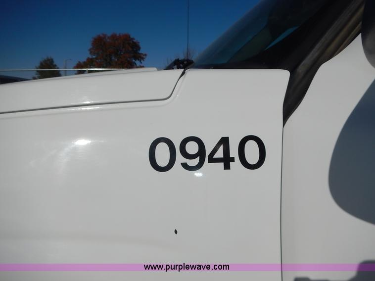 image for item L2377 2004 Chevrolet Silverado 1500 pickup truck