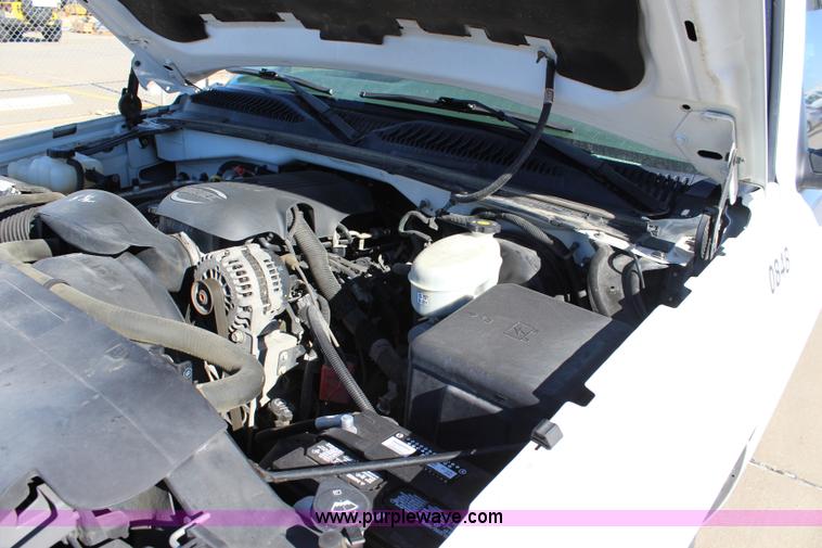 image for item L2382 2004 Chevrolet Silverado 1500 Ext. Cab pickup truck