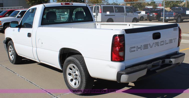 image for item L2384 2005 Chevrolet Silverado 1500 pickup truck