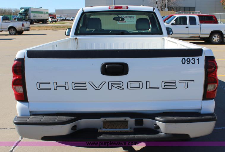 image for item L2384 2005 Chevrolet Silverado 1500 pickup truck