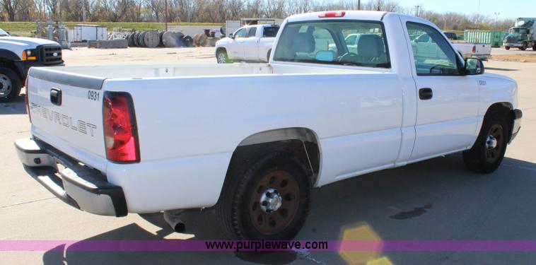 image for item L2384 2005 Chevrolet Silverado 1500 pickup truck
