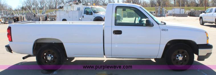 image for item L2384 2005 Chevrolet Silverado 1500 pickup truck
