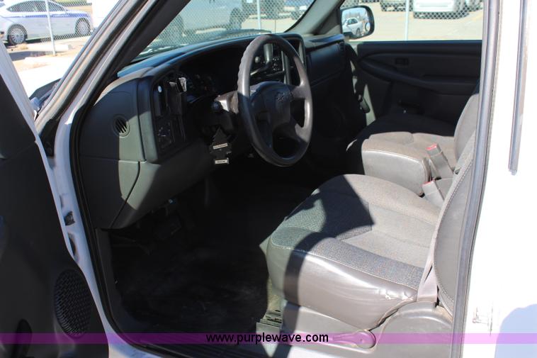 image for item L2384 2005 Chevrolet Silverado 1500 pickup truck
