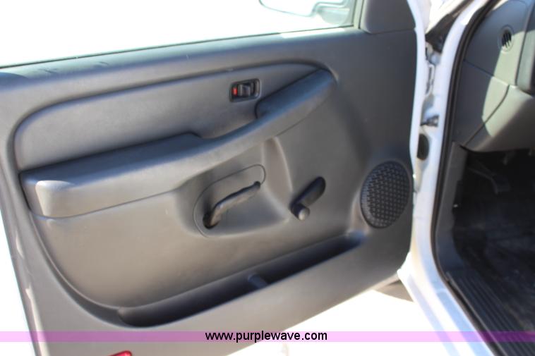 image for item L2384 2005 Chevrolet Silverado 1500 pickup truck