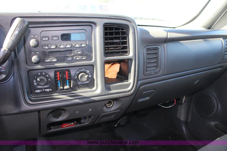 image for item L2384 2005 Chevrolet Silverado 1500 pickup truck