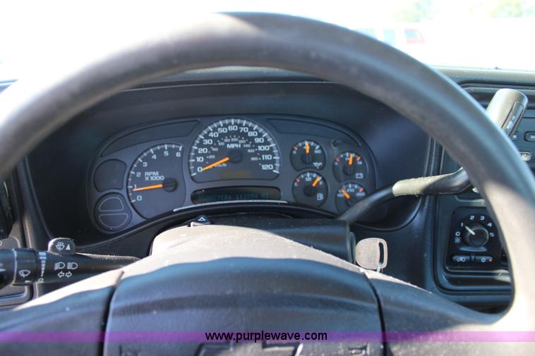 image for item L2384 2005 Chevrolet Silverado 1500 pickup truck