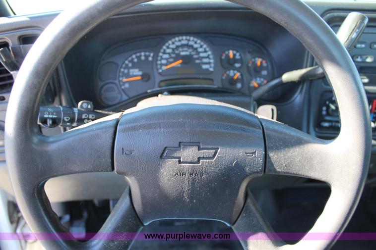 image for item L2384 2005 Chevrolet Silverado 1500 pickup truck
