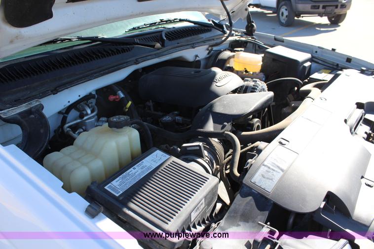 image for item L2384 2005 Chevrolet Silverado 1500 pickup truck